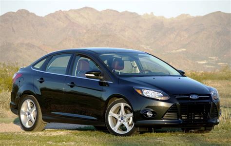 2012 Ford Focus Titanium 4dr Sedan .